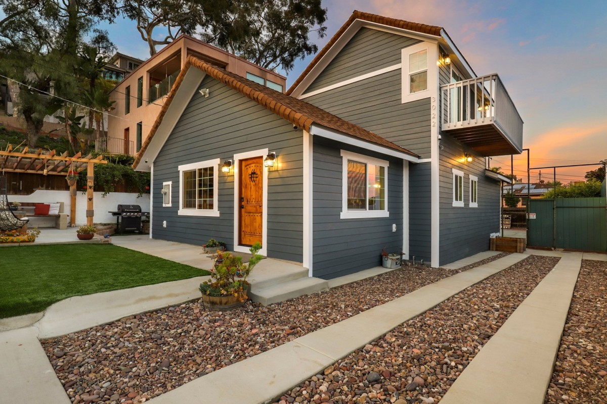 Home in San Diego with blue vinyl siding, a popular home improvement in Miami