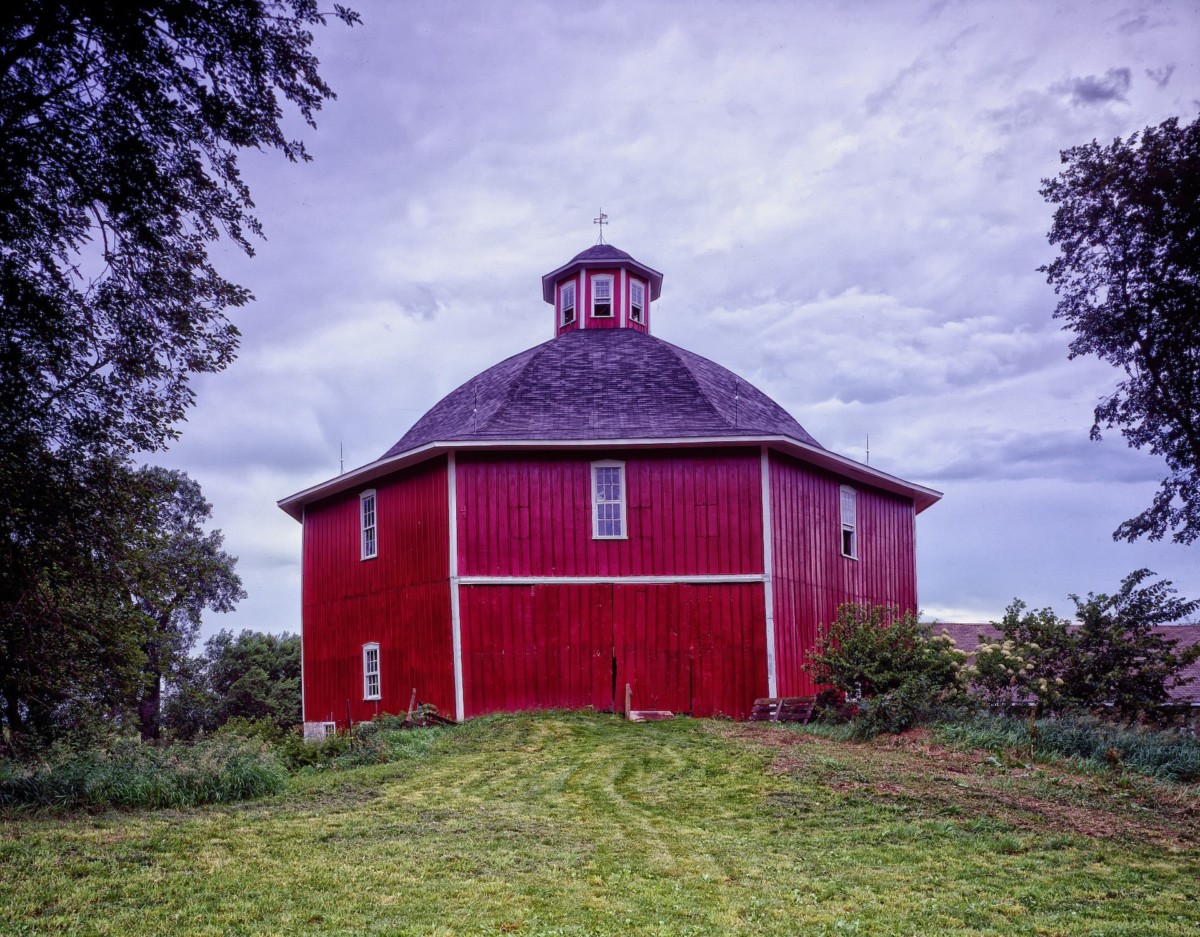 red octagon barn with a cupola at the top 