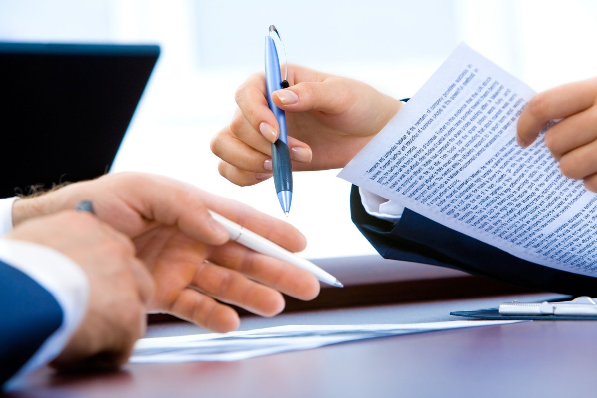 picture of two people signing a seller's disclosure 