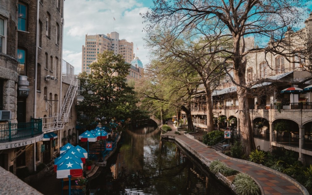 the river walk in San Antonio is a reason to move to the city