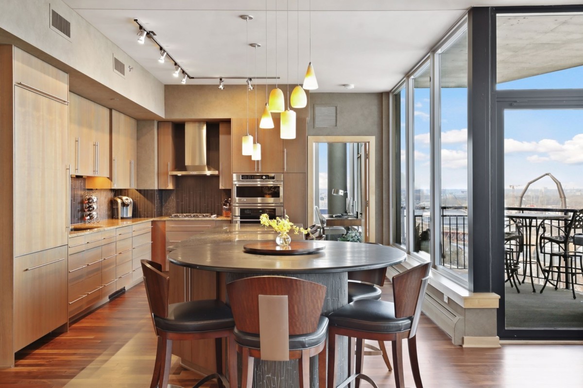 kitchen with basic cookware, a dining area with table and chairs and city views