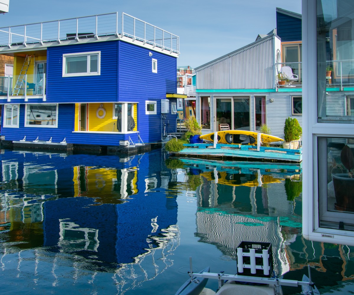 blue floating homes in the portland metro area with kayaks