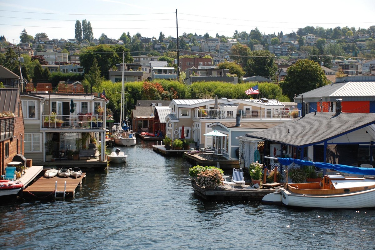 floating homes on lake union in seattle with boats docked next to a building