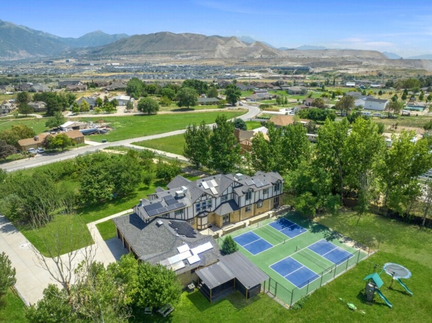 Huge property with 4 tennis courts